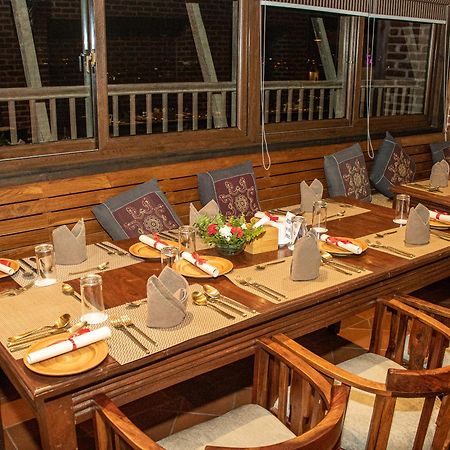 קטמנדו Basera Boutique Hotel מראה חיצוני תמונה A restaurant in India