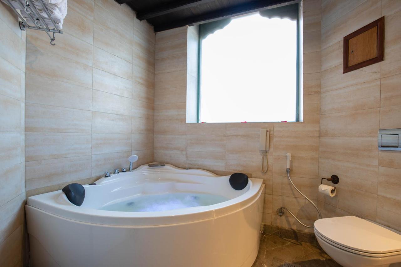 קטמנדו Basera Boutique Hotel מראה חיצוני תמונה A modern bathtub