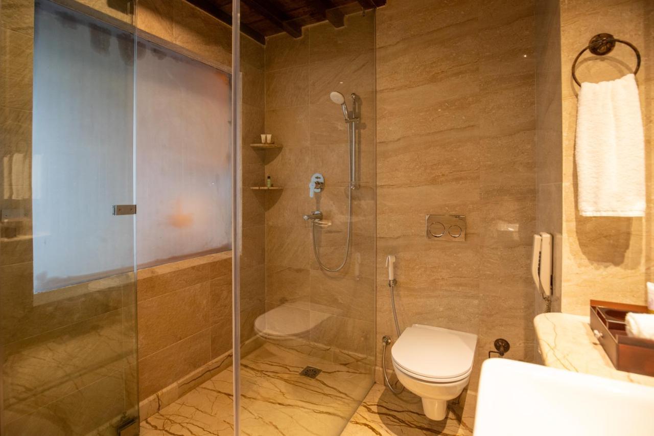 קטמנדו Basera Boutique Hotel מראה חיצוני תמונה A shower cubicle