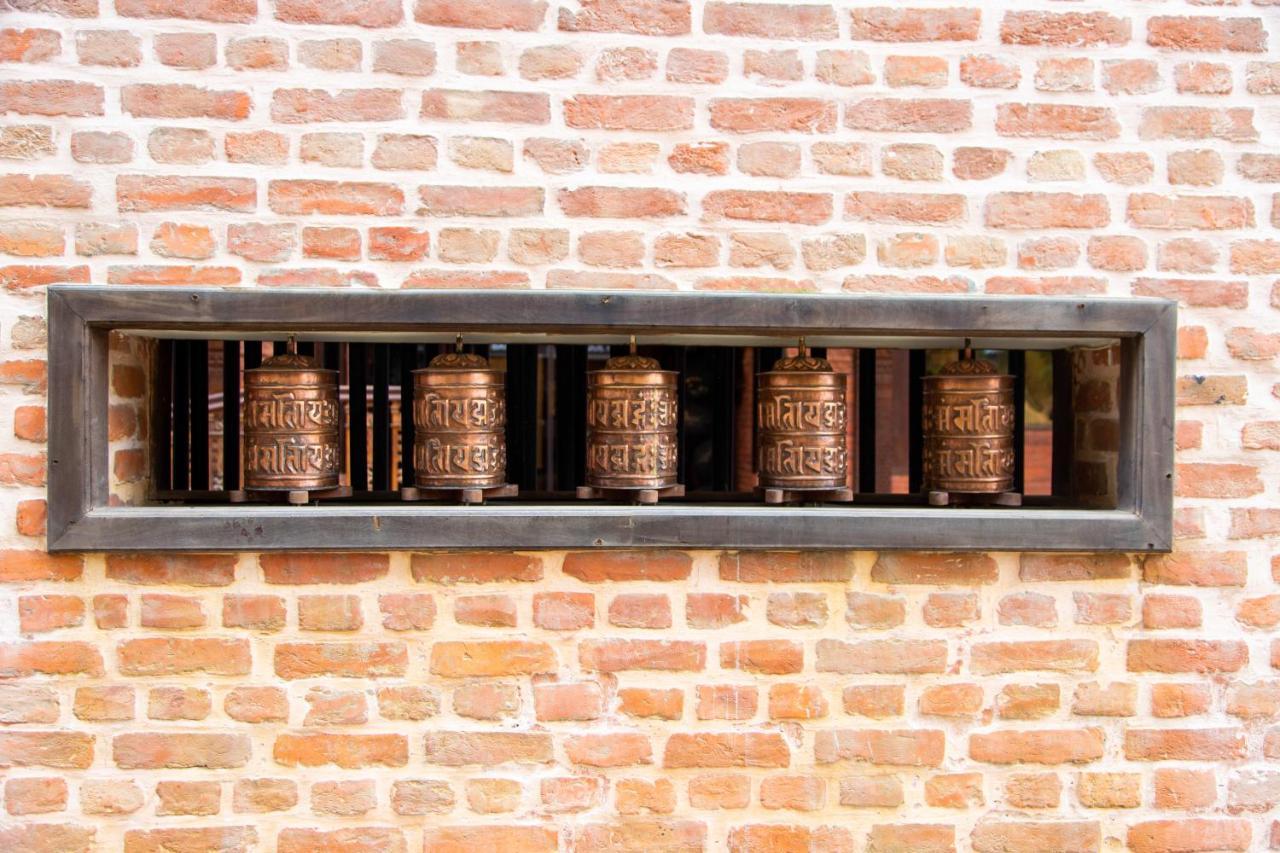 קטמנדו Basera Boutique Hotel מראה חיצוני תמונה Prayer wheels at the temple