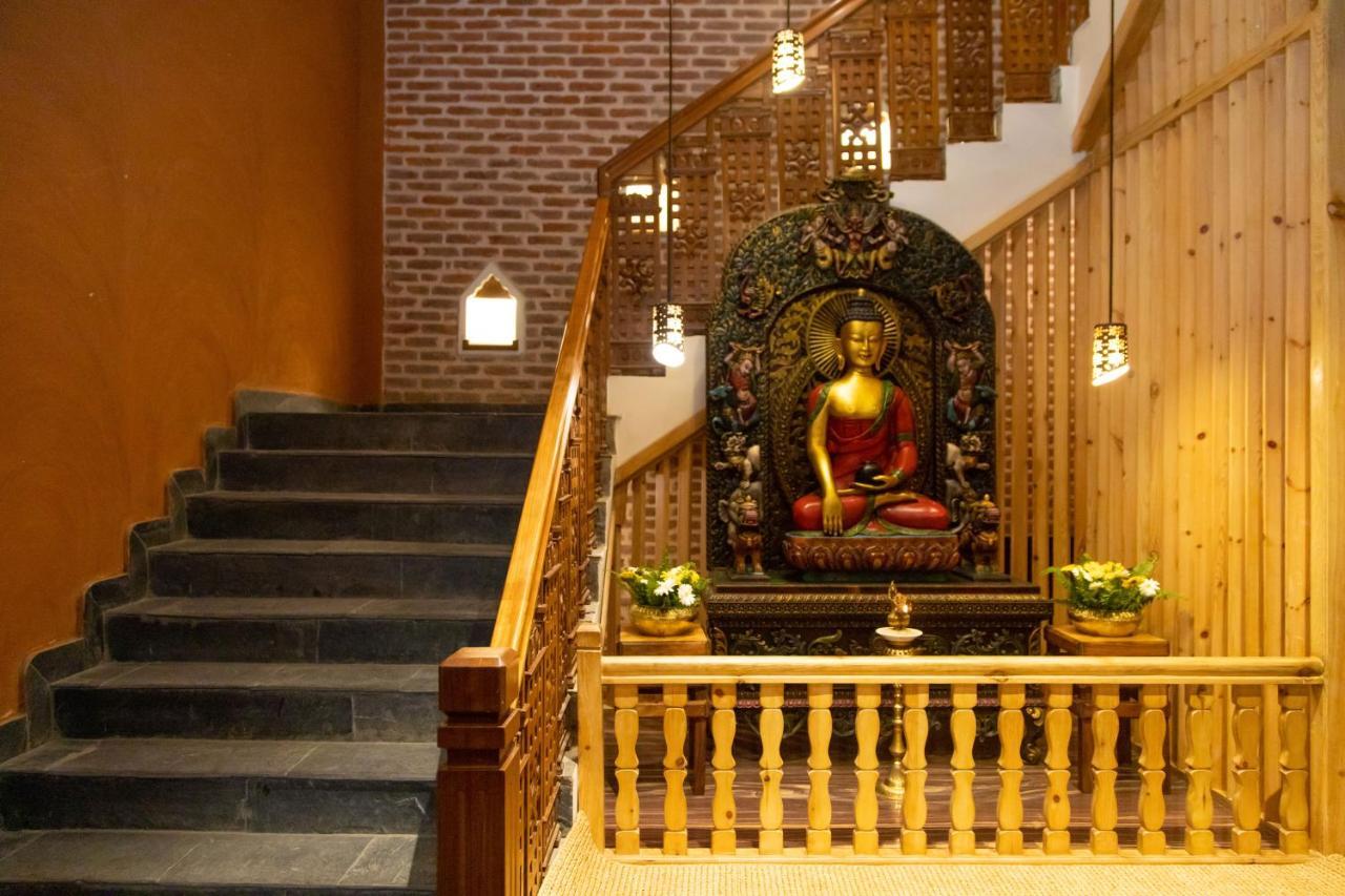 קטמנדו Basera Boutique Hotel מראה חיצוני תמונה The Buddha statue at the entrance of the hotel