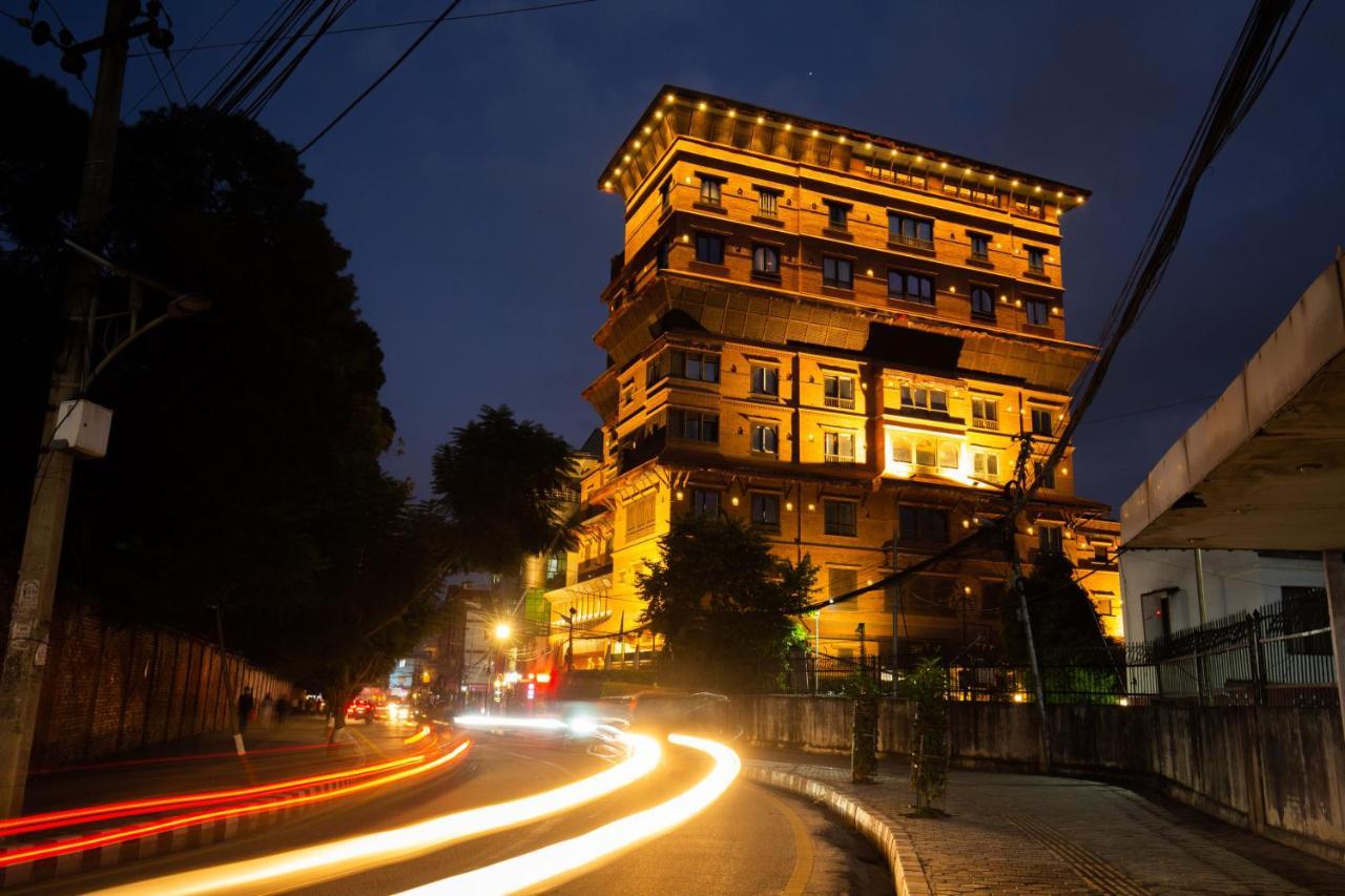קטמנדו Basera Boutique Hotel מראה חיצוני תמונה The hotel at night