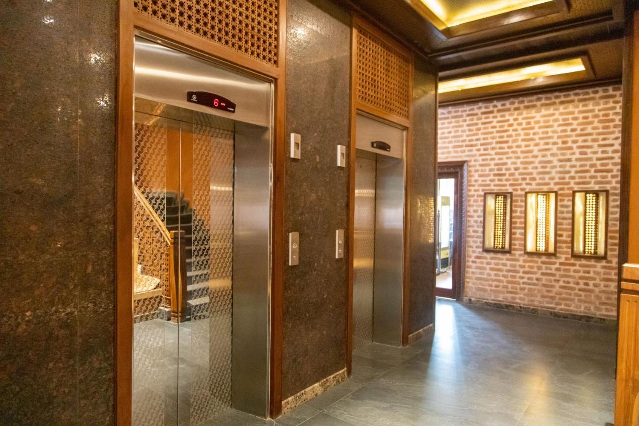 קטמנדו Basera Boutique Hotel מראה חיצוני תמונה Elevators at the hotel