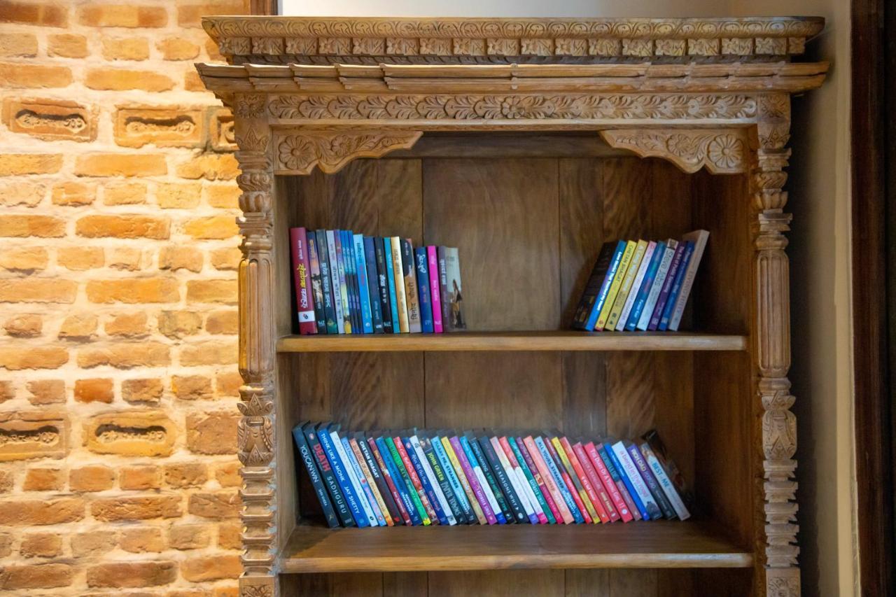 קטמנדו Basera Boutique Hotel מראה חיצוני תמונה Bookshelf