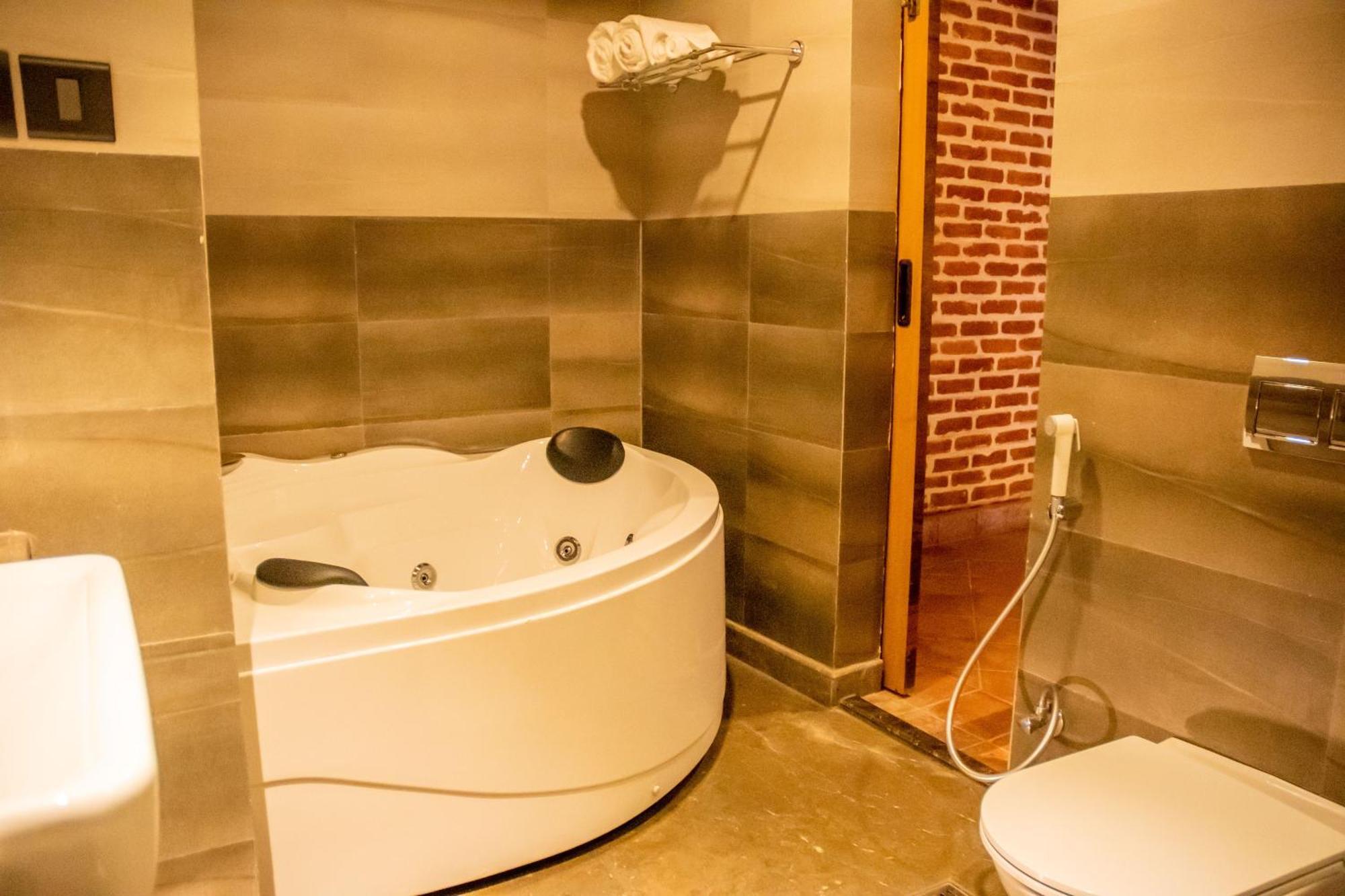 קטמנדו Basera Boutique Hotel מראה חיצוני תמונה A modern bathtub