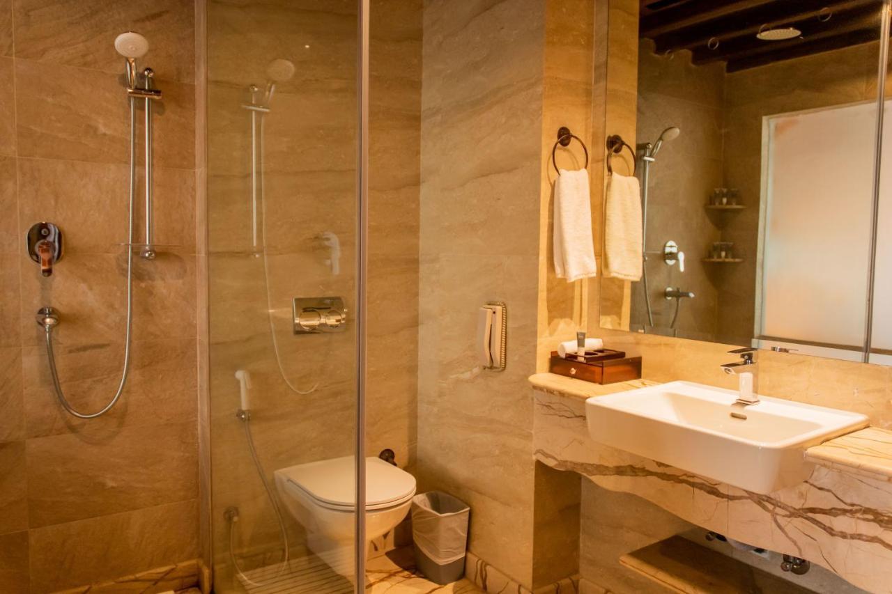 קטמנדו Basera Boutique Hotel מראה חיצוני תמונה A bathroom in a hotel