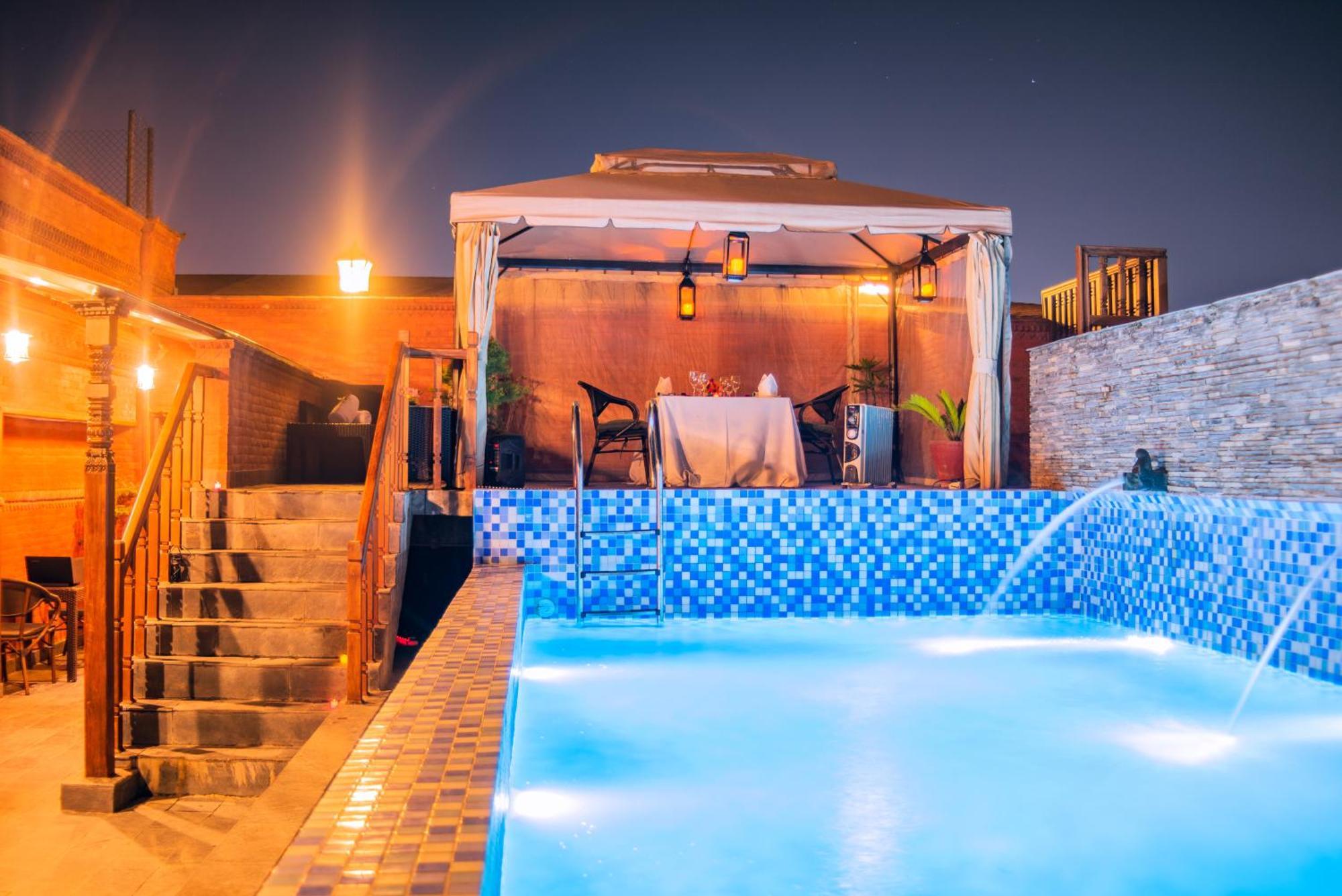 קטמנדו Basera Boutique Hotel מראה חיצוני תמונה Rooftop pool at the hotel