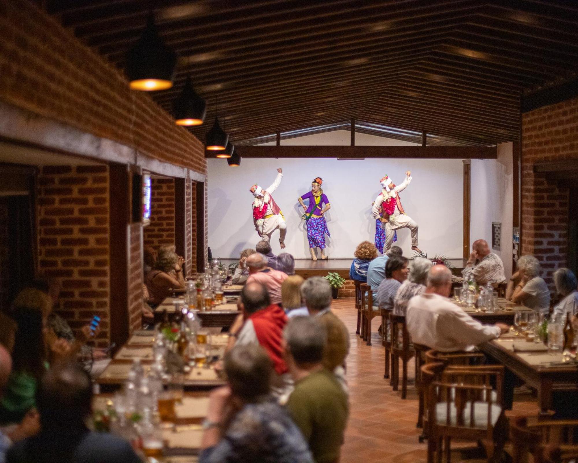 קטמנדו Basera Boutique Hotel מראה חיצוני תמונה Folklore show in a restaurant in the village of Galičnik